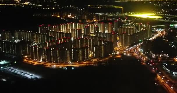 Terbang di atas daerah perkotaan di malam hari rekaman gemetar — Stok Video