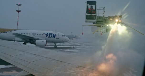 Αγία Πετρούπολη Ρωσία, 03 Μαρτίου 2019: προετοιμασία του αεροσκάφους για τη χειμερινή πτήση στο Αεροδρόμιο Pulkovo. Μηχανή αποπάγωσης — Αρχείο Βίντεο