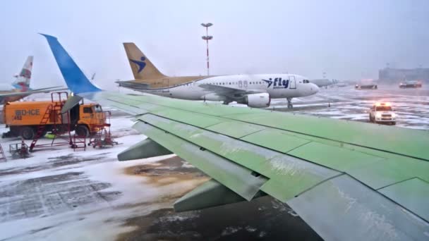 Saint-Pétersbourg Russie, 03 mars 2019 : L'avion de ligne attend le vol d'hiver à l'aéroport de Pulkovo — Video