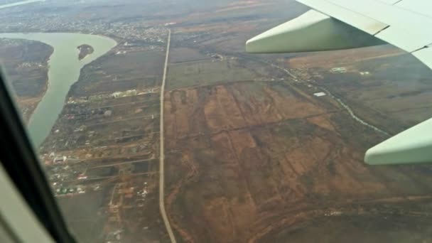 Avión vuela sobre tierra con ríos y campos — Vídeos de Stock