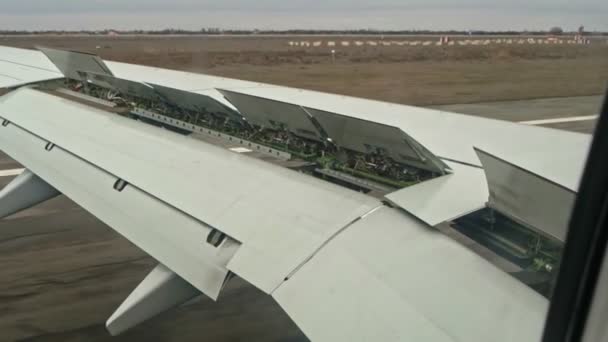 Avião a jacto a aterrar. Avião de passageiros aterrissando em uma pista do aeroporto com elevadores de asa abaixa — Vídeo de Stock