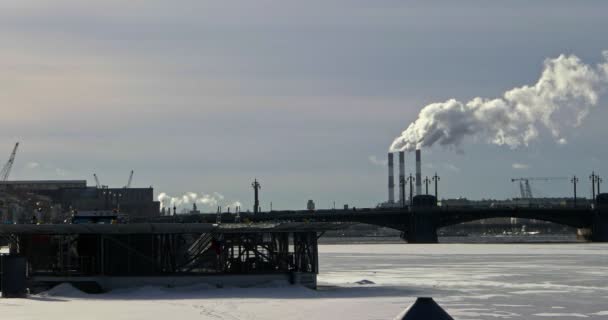 冬季在圣彼得堡吸烟烟囱 — 图库视频影像