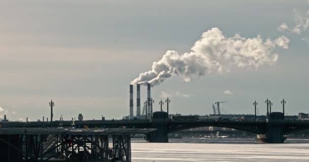 Fábrica de chimeneas de fumar en invierno en San Petersburgo — Vídeo de stock
