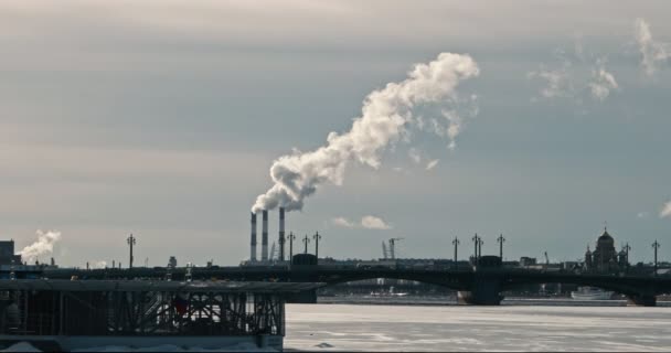 Luchtvervuiling. Rokende schoorstenen in Sint-Petersburg in de winter uitzicht over de Neva rivier — Stockvideo
