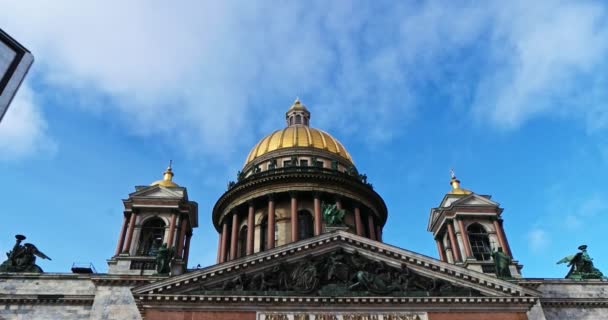 Szentpétervári Oroszország, 03 március 2019: kilátás a Szent Isaacs katedrálisra napsütéses időben a kék ég előtt — Stock videók