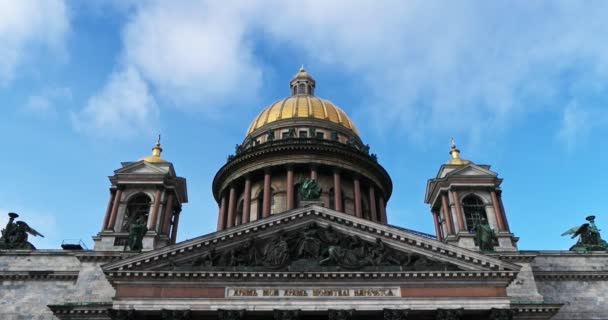 Saint-Petersburg Rusya, 03 Mart 2019: mavi gökyüzü önünde güneşli bir gün St Isaacs Katedrali ön görünümü — Stok video