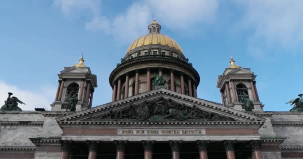 サンクトペテルブルクロシア, 03 3 月 2019: 青い空の前に晴れた日に聖イサアク大聖堂の正面図 — ストック動画