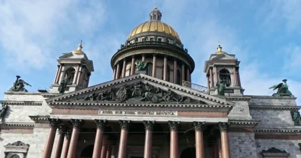 Saint-Petersburg Ryssland, 03 mars 2019: över IEW av St Isaacs Cathedral i solig dag framför blå himmel — Stockvideo