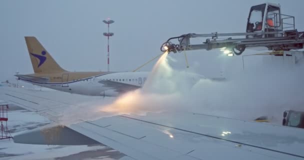 Sint-Petersburg Rusland, 03 maart 2019: IJsbestrijding voor de vlucht. Vliegtuig klaarmaken voor de wintervlucht op Pulkovo Airport — Stockvideo