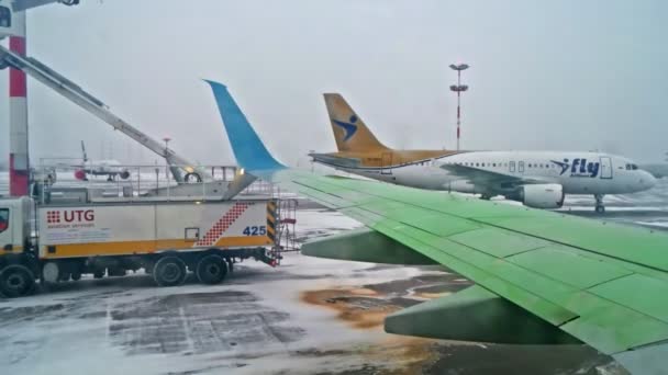 Saint-Pétersbourg Russie, 03 mars 2019 : L'équipe au sol de l'UTG alliance fait route sur l'aérodrome. Préparation de l'avion de ligne pour le vol d'hiver à l'aéroport de Pulkovo — Video