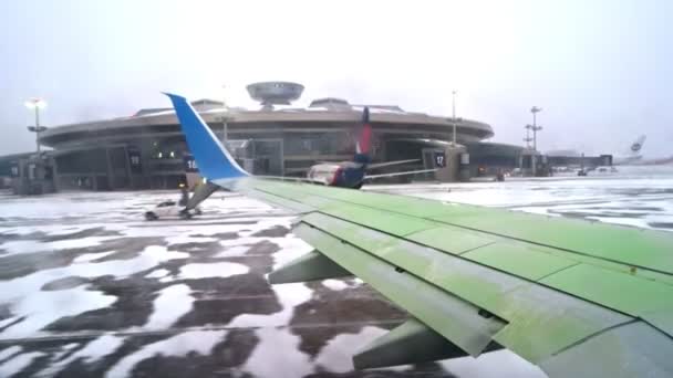 Petrohrad Rusko, 3. března 2019: Taxiing airliner for winter flight in Pulkovo Airport — Stock video