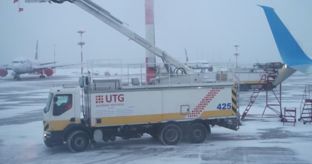 Αγία Πετρούπολη Ρωσία, 03 Μαρτίου 2019: Grownd crew track UTG-alliance in winter in Pulkovo Airport — Αρχείο Βίντεο