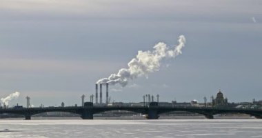 Saint Petersburg 'da kışın sigara içilen bacalar Neva Nehri üzerinde