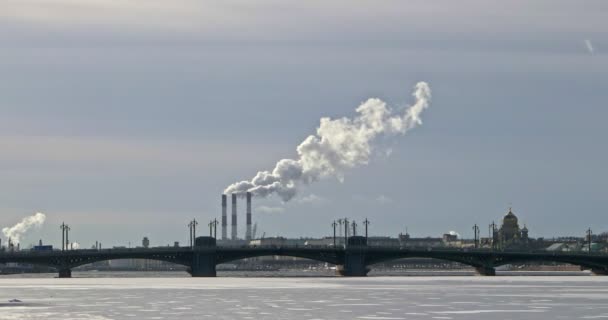 Saint Petersburg 'da kışın sigara içilen bacalar Neva Nehri üzerinde — Stok video