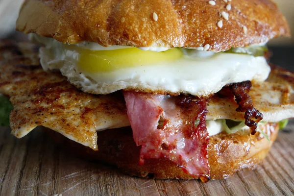 Closeup z grilovaného Burger s kuřecím masem, sršeným vejcem a zpět — Stock fotografie