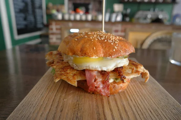 Burger avec oeuf rfyed et backon sur planche à découper — Photo
