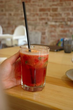 Soğuk çayla meyveli kadın