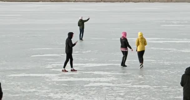 Санкт-Петербург Росія, 03 березня 2019 р.: багато туристів, що гуляють по льоду на річці Нева, роблять селфі та придивляються до набережної. — стокове відео