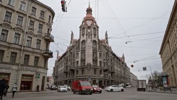 Saint-Pétersbourg Russie, 03 mars 2019 : Traversée avec un bâtiment de style Art Nuevo dans le centre de Saint-Pétersbourg — Video