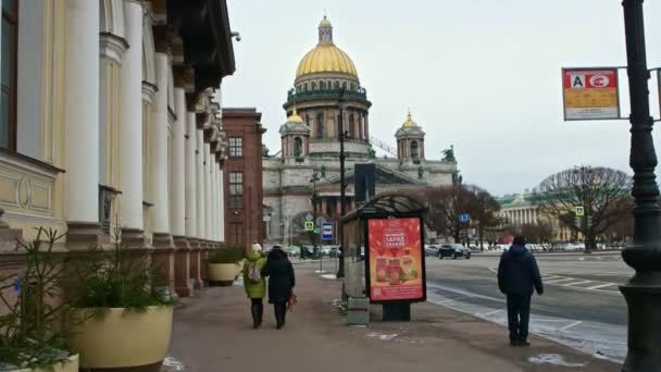 Sint-Petersburg Rusland, 03 maart 2019: Stedelijk tafereel in de omgeving van St Isaacs Kathedrl — Stockvideo