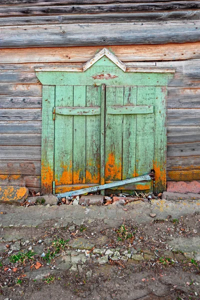 Vieja ventana tallada de casa de madera en el viejo estilo ruso en Astracán Rusia, fregadero hald en el suelo —  Fotos de Stock