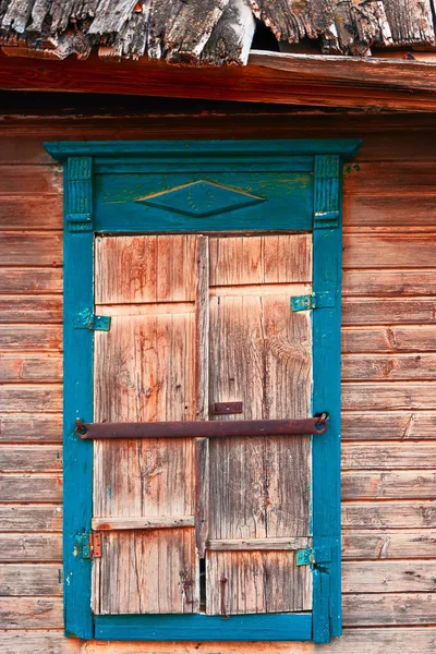 Närbild av det gamla fönstret i slummen i Astrachan, Ryssland. — Stockfoto