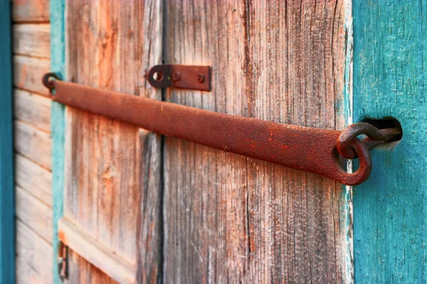 Vieja ventana con persianas y viga oxidada —  Fotos de Stock