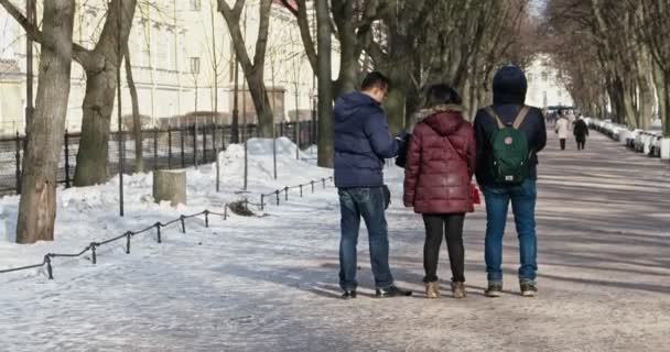 Sint-Petersburg Rusland, 03 maart 2019: Groepstoeristen uit China wandelen in het centrum van Sint-Petersburg — Stockvideo