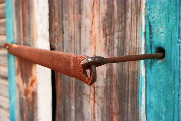 Window with rusty emtal lock — ストック写真