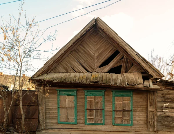 Abbandonato vecchia casa in baraccopoli in Astrakhan Russia — Foto Stock