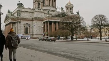 Saint-Petersburg Rusya, 03 Mart 2019: St. Isaacs Katedrali yakınlarında yürüyen çift