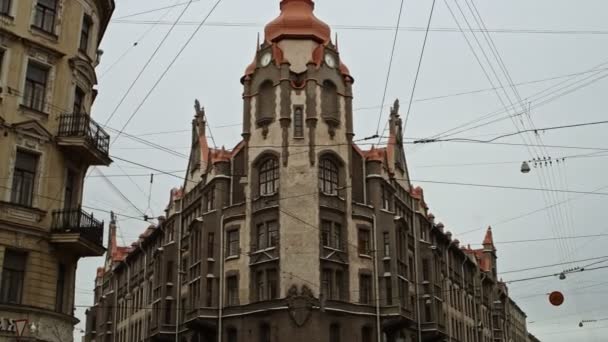 Saint-Petersburg Russia, 03 March 2019: Traffic in the historical center of St Petersburg — Stock Video