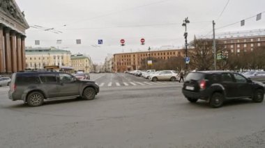 Saint-Petersburg Rusya, 03 Mart 2019: St. Isaacs Katedrali yakınlarındaki trafik saati
