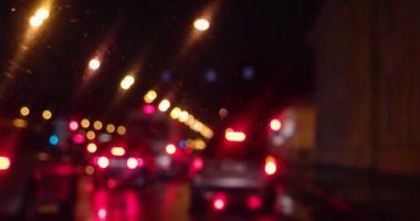 Kentte trafik sıkışıklığı yağmurlu günde gece bulanık çekim