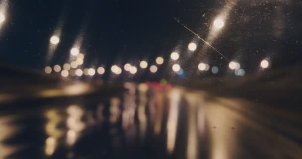 Rijden langs Freeway in regenachtige nacht wazig beeldmateriaal, uitzicht vanaf de binnenkant van de auto — Stockvideo