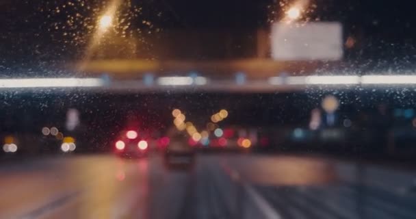 Rijden in de richting van viaduct in regenachtige weer wazige schieten — Stockvideo