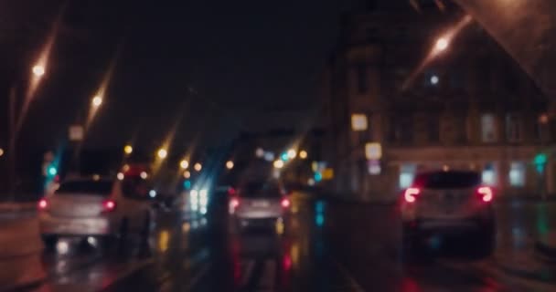 Conducir en la ciudad nocturna en tiempo lluvioso, vista desde el interior — Vídeos de Stock