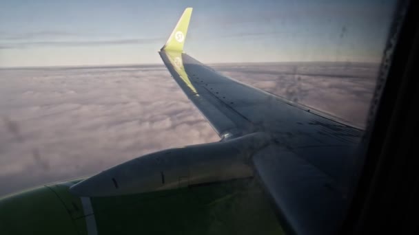 San Pietroburgo Russia, 03 marzo 2019: volo di linea S7 Siberia sopra le nuvole vista dalla finestra, Aeroporto Pulkovo — Video Stock