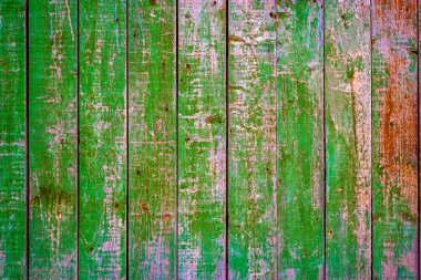 Yeşil renkte boyanmış yıpranmış kalaslar