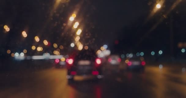 Rijden in de regen op drukke viaduct kijken naar achterlichten van andere auto's — Stockvideo