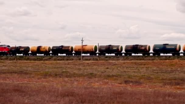 Astrakhan Russia 16 apr. 2015: Treno con molti serbatoi di petrolio greggio e serbatoi di benzina SFAT nel paese intorno Astrakhan — Video Stock