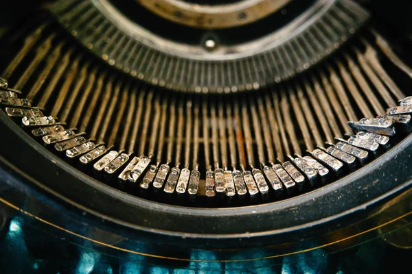 Закрыть ряд писем на старой пишущей машинке . — стоковое фото