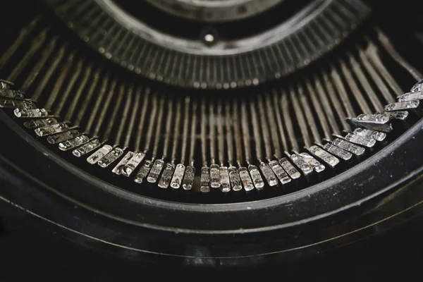 Старая машинка сверху. Старая пишущая машинка, макроснимок писем — стоковое фото