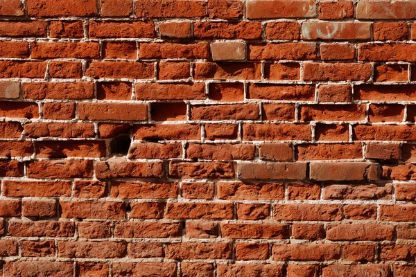 Oude bakstenen muur, oude textuur van verweerde rode stenen blokken close-up. — Stockfoto