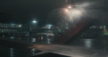 Saint-Petersburg Rusya, 03 Mart 2019: Pulkovo Havaalanı'nda gece uçuşu için uçak hazırlanıyor