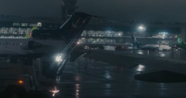 St. Petersburg Rusya, 03 Mart 2019: Yer ekibi Pulkovo Havaalanı'nda kış uçuşu için uçak hazırlığında