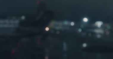 Yanıp sönen ışıklar ile bir gece havaalanı alanı defocused ateş