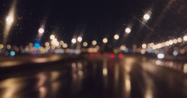 작업 와이퍼와 앞 유리를 통해 야간 고속도로의 흐린 조명 — 비디오