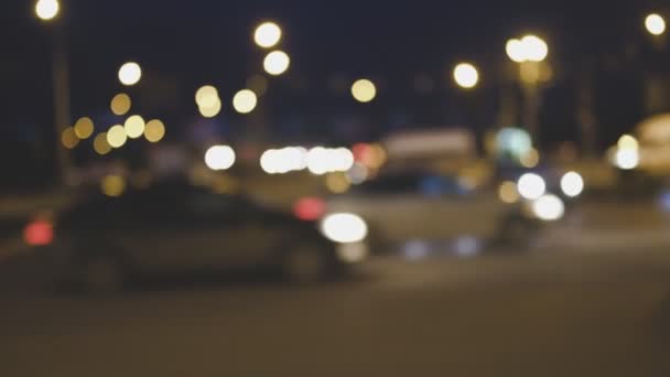 Coches esperando su turno en la concurrida calle en la noche — Vídeos de Stock