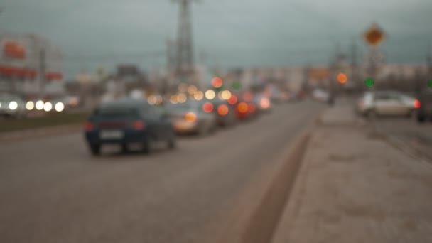 Coches esperando la luz roja — Vídeo de stock